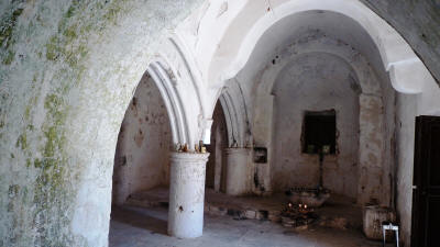 Panagia Eleousa interior showing the different sized aisles